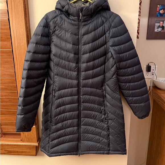L.L. Bean Women's Ultralight 850 Down Hooded Coat, Three-Quarter Length Size M - Picture 2 of 7